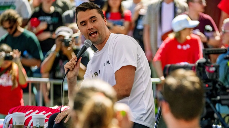 FBI busca al presunto asesino de Charlie Kirk tras tiroteo en universidad de Utah