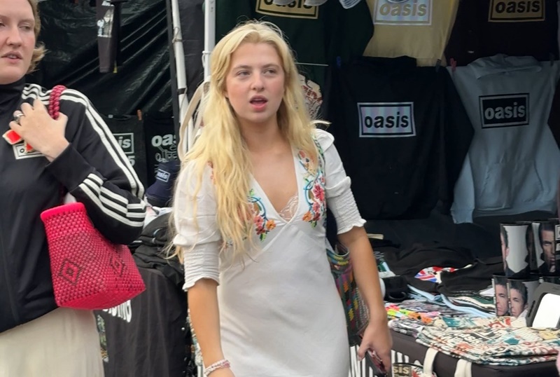 Anaïs Gallagher, hija de Noel, entre fans y merch en concierto de Oasis