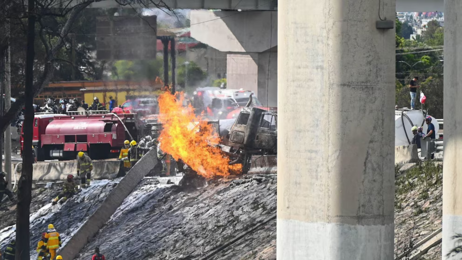 Fiscalía de CDMX descarta bache como causa de explosión de pipa en Iztapalapa