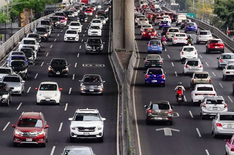 Caos vial en CDMX por marchas y retrasos en transporte