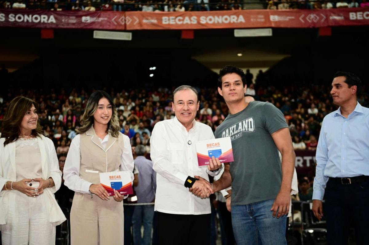 Durazo siembra futuro en Sonora: medio millón de becas para alumnos de todos los niveles