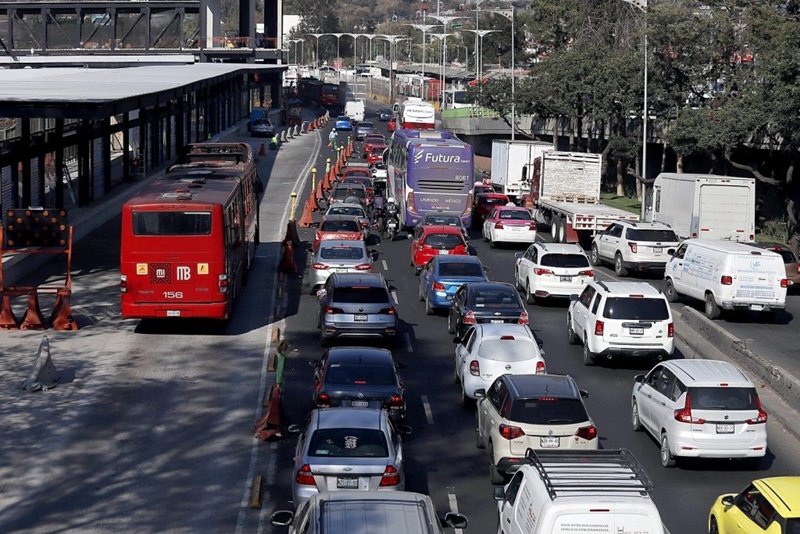 CDMX paralizada por marchas y tráfico