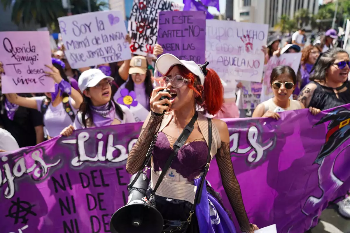 Rugir Sororas encabeza la conmemoración del 8M en CDMX con música urbana gratuita