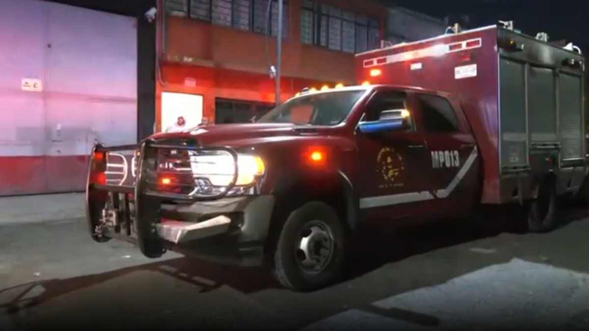 Rescate inusual en CDMX: hombre queda atorado en azotea tras intentar robar