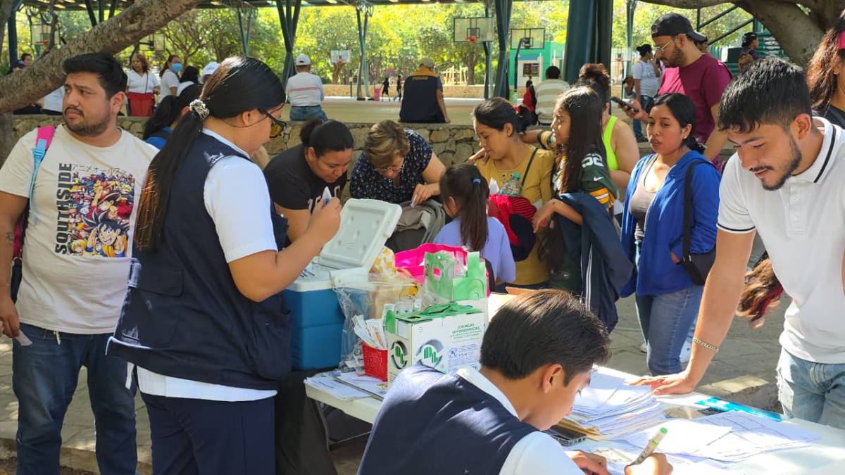 Filas de hasta dos horas y vacunas agotadas: así avanza la campaña contra el sarampión en CDMX