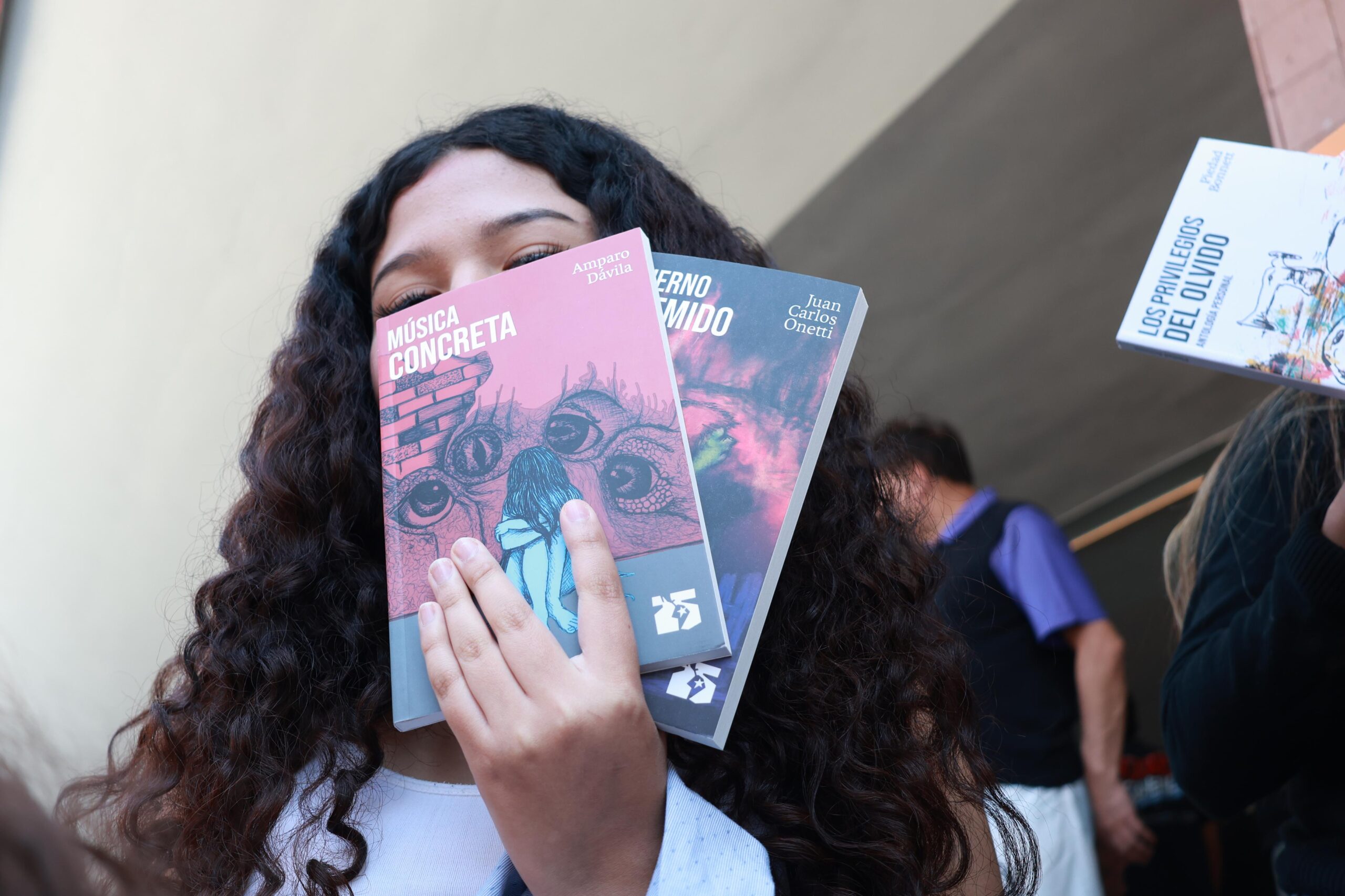 Entre García Márquez y Alaíde Foppa: entregan 4 mil libros gratis a jóvenes en CDMX