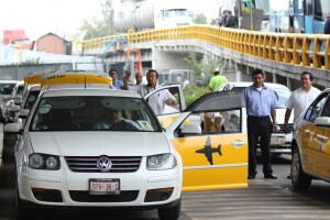 Alertan por posibles bloqueos en el AICM ante movilización de taxistas