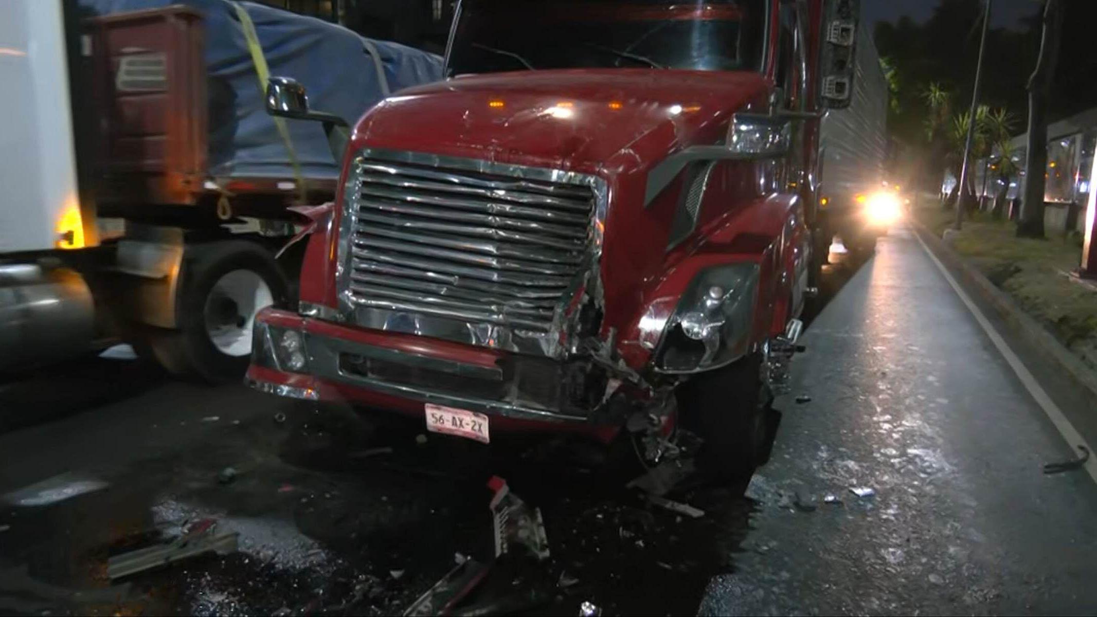 Doble accidente sacude la mañana en CDMX: tráiler impacta autobús en Coyoacán y auto vuelca en Cuajimalpa